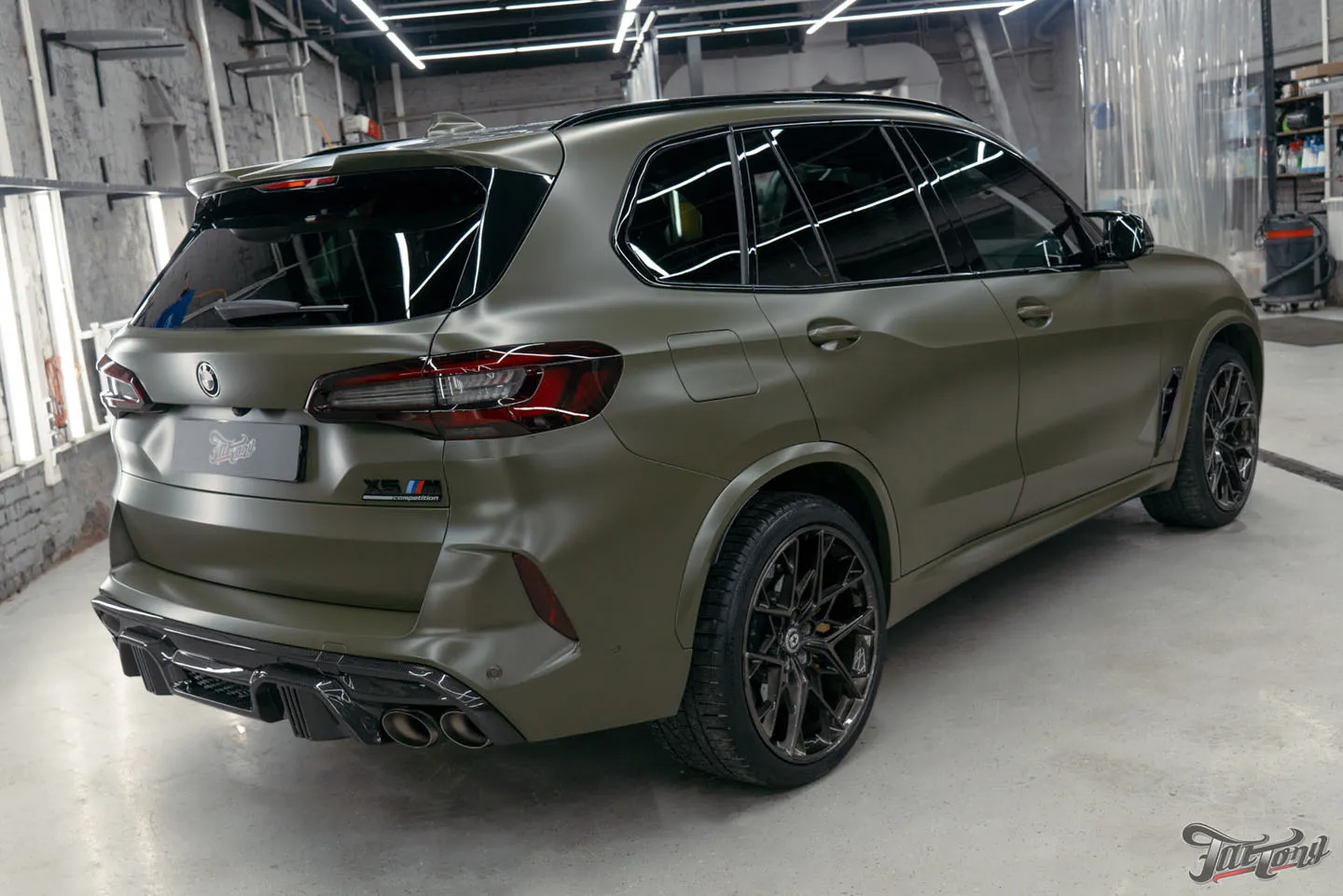 Новый наряд для BMW X5 M, часть 2: доработка подсветки в подголовниках, замена эмблем, детейлинг. Выдача